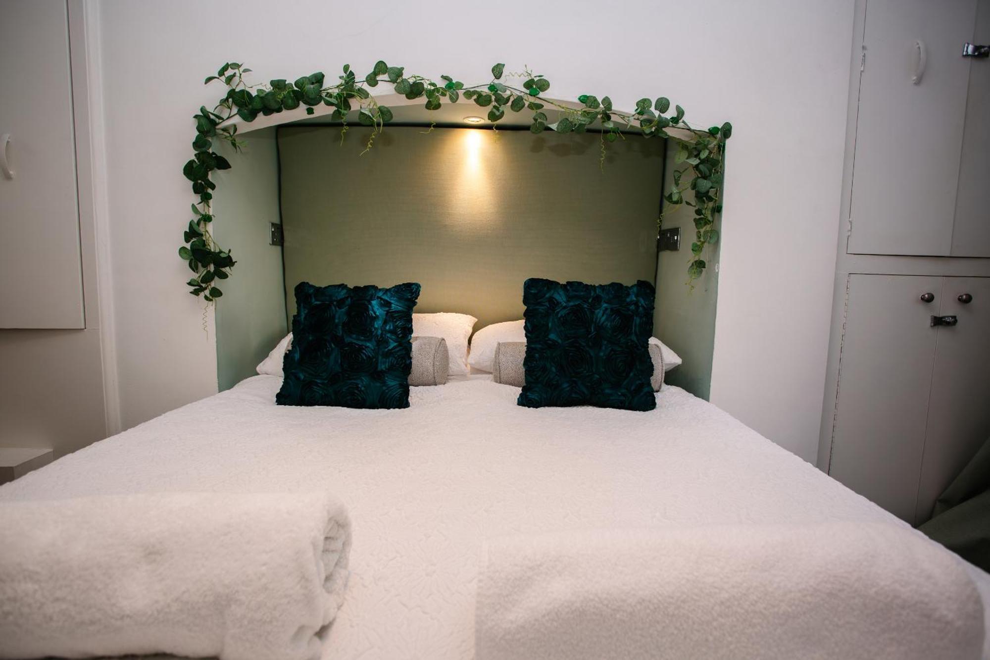 Town Centre Apartment With Hot Tub Cheltenham Exterior photo