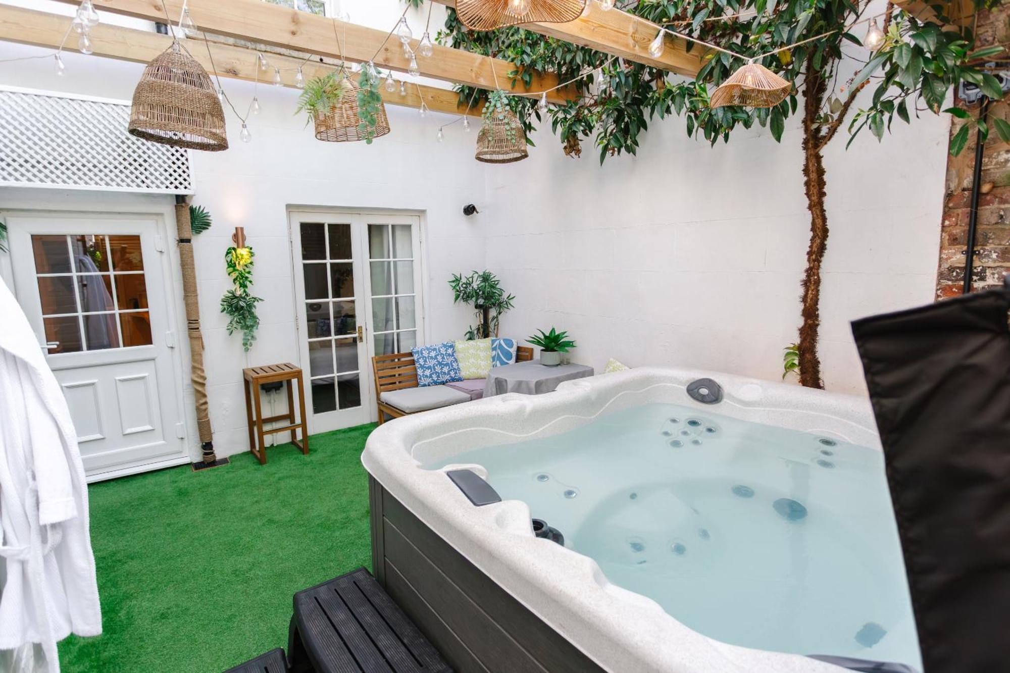 Town Centre Apartment With Hot Tub Cheltenham Exterior photo